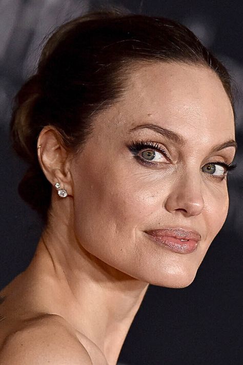 A world-famous actress and humanitarian, Angelina Jolie has just announced the birth of her newest project – Atelier Jolie, officially coming Fall 2023.If you're worried this is yet another celebrity brand, fear not: this project has massive potentiality in terms of both environmental and humanitarian care, and it's definitely going to be a massive hit! Angelina Jolie Now, Angelina Jolie Makeup, Angelina Jolie Style, Angelina Jolie Photos, Makeup Spray, Face Images, Fashion Project, Celebrity Makeup, New Project