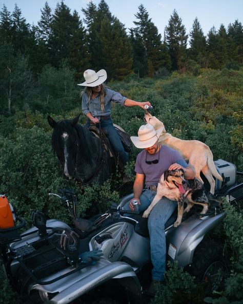 Backyard trail ride with the future Fakes #coors Wyoming Ranch Aesthetic, Ranch Life Country Living, Country Living Aesthetic, Country Family Aesthetic, Country Future, Farm Family Pictures, Horses Ranch, Trail Riding Horses, Country Relationship Goals