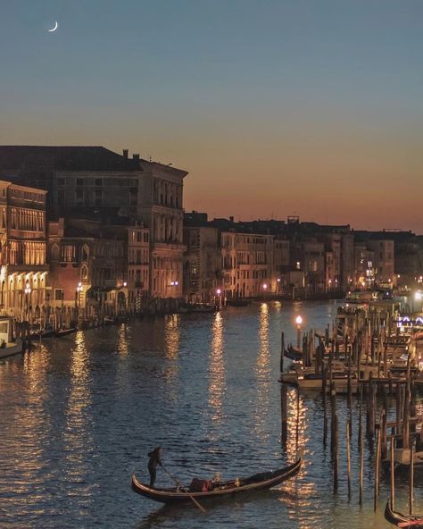 Venice Astethic, Venice Aesthetic Vintage, Venice Scenery, Travel Venice Italy, Venice Italy Aesthetic, Venice Aesthetic, Grand Canal Venice, Italy Vibes, Water Taxi