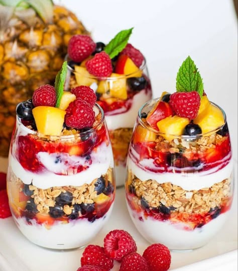 Granola Parfait Cups, Granola Yogurt Parfait, Fruit Granola, Fruit And Yogurt Parfait, Yogurt Granola, Granola Parfait, Parfait Cups, Parfait Desserts, Parfait Breakfast