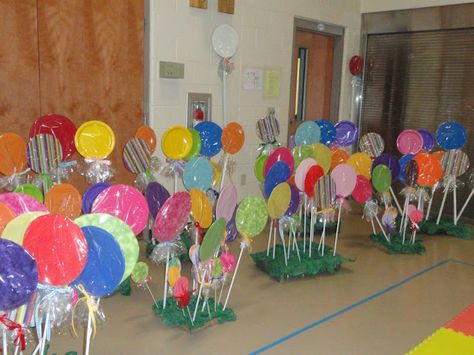 Candy Land Party, Christmas Parade Floats, Giant Lollipops, Willy Wonka Party, Candy Themed Party, Lollipop Party, Candy Land Birthday Party, Dance Themes, Candy Land Christmas Decorations Diy