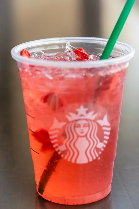 Starbucks Strawberry Acai Refresher Copycat - Coffee Levels Starbucks Strawberry Refresher, Starbucks Strawberry Acai Refresher, Passion Tea Lemonade, Menu Coffee, Caffeine Free Drinks, Strawberry Acai Refresher, Cold Starbucks Drinks, Starbucks Strawberry, Starbucks Drinks Diy