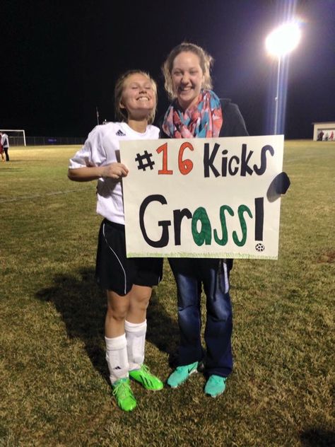 Funny Football Signs For Players, Lacrosse Signs For Games, Soccer Fan Signs, Signs For Boyfriend, Soccer Game Posters Ideas, Poster Ideas Diy, Sport Poster Ideas, Soccer Senior Night Posters, Soccer Signs