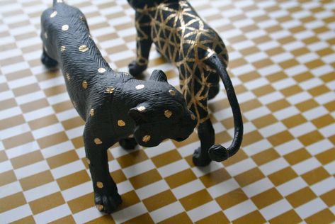 Things to make with toy animals Plastic Animal Crafts, Spray Paint Plastic, Painting Plastic, Gold Diy, Plastic Toys, Plastic Animals, Animal Crafts, Crafty Diy, Gold Pattern