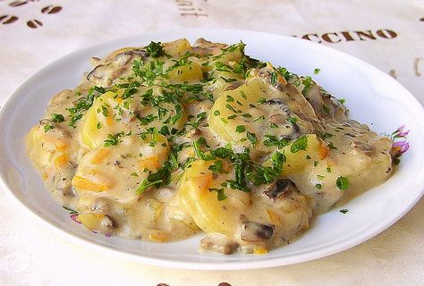 German bechamel potatoes is an easy German dish that can be a main or side dish. Bechamel is a white sauce that can be the base of other sauces and dishes. Bechamel Potatoes, Octoberfest Recipes, German Cusine, International Meals, German Traditions, Best German Food, Austrian Food, German Dishes, German Foods