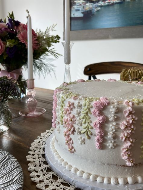 white cake with simple pink and white flowers Aesthetically Pleasing Birthday Cakes, White Cake Pink Flowers, White Cake With Flowers Birthday, Spring Birthday Cake Aesthetic, Floral Grad Cake, Simple Pink And White Cake, Simple Floral Birthday Cake, Pink Wedding Cake Simple, Floral Cakes Birthday