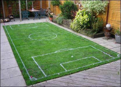 World Cup football pitch lawn! Easy to remake in your garden at home. #soccer #worldcup2018 #football Diy Artificial Turf, Soccer Themed Bedroom, Turf Backyard, Backyard Sports, Botanical Interior, Narrow Garden, Football World Cup, Football Pitch, Garden Makeover