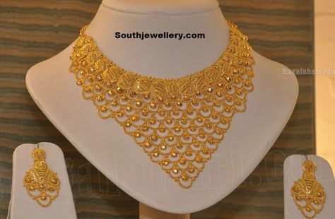 22 Carat Gold Jewellery, Gold Bridal Necklace, Gold Jewelry Outfits, Gold Necklace Indian, Gold Bridal Jewellery Sets, Gold Jewelry Sets, Wedding Jewellery Collection, Gold Bride Jewelry, Gold Bangles Design