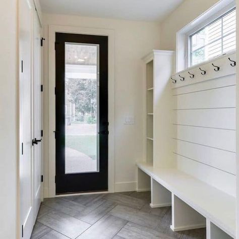 Mudroom Ideas Modern, Mudroom Addition Exterior, Mudroom Plans, Diy Mudroom Ideas, Modern Mudroom, Modern Door Design, Mudroom Addition, Mudroom Cubbies, Mudroom Remodel