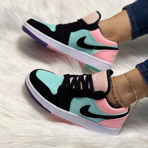 Nike Shoes Women Fashion, Pretty Sneakers, Tennis Shoes Outfit, Fashion Shoes Heels, Sneaker Lovers, Pretty Shoes Sneakers, All Nike Shoes, Nike Air Shoes, Casual Sneakers Women