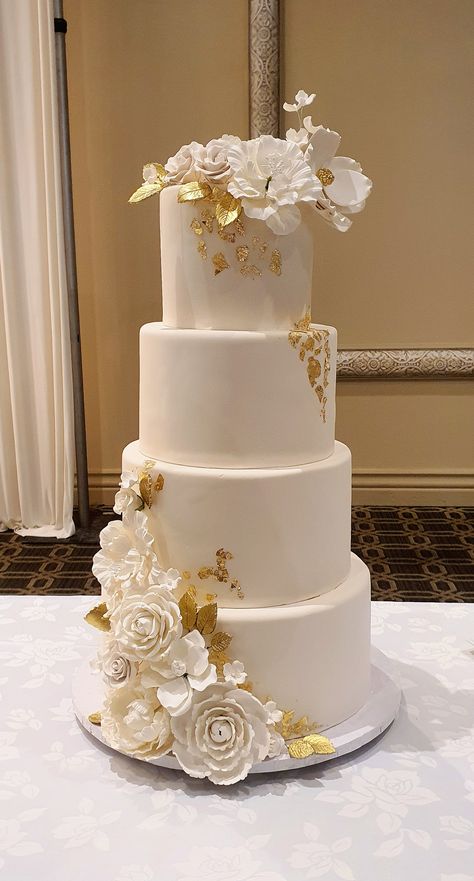 Modern Glam Wedding Cake, Wedding Cakes Champagne Color, 4 Tier Wedding Cake Elegant Gold, White And Peach Wedding Cake, Torte Za Vencanje, Wedding Cakes Elegant Romantic Gold, Wedding Cake Designs Elegant 2024, Gold Quince Cake, Wedding Cake Champagne Color