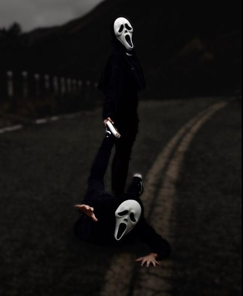 Halloween en pareja disfraz de scream Scream Mask Family Photoshoot, Ghost Face Family Photoshoot, Scream Photoshoot Friends, Ghostface Photoshoot Friends, Masked Photoshoot, Ghostface Couple Photoshoot, Ghost Face Couple Photoshoot, Scream Photoshoot Couple, Scream Couple Pictures