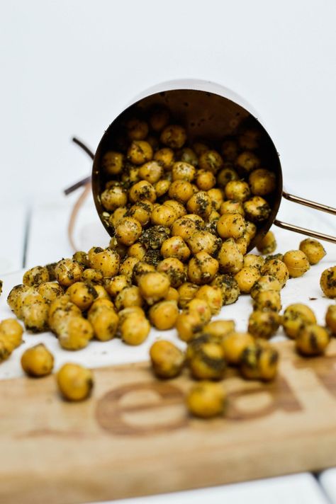 Crunchy Greek Roasted Chickpeas - Plant Based Scotty Chickpea Plant, Vegetarian Chickpea Curry, Curried Chickpeas, Chickpea Recipes Roasted, Salad Jar Recipe, Chickpeas Recipe, Chickpea Curry Recipe, Christmas Appetizer, Greek Chickpeas