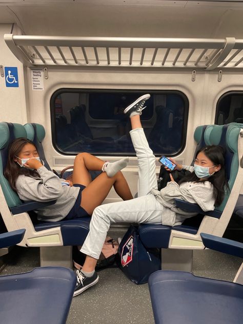 Friend Trip Pictures, Bff Travel Aesthetic, Traveling With Best Friend Aesthetic, Train Trip With Friends, Friend Trips Aesthetic, Travel Pictures Poses Best Friends, Train Friends Aesthetic, Best Friend Airport Pictures, Traveling The World With Best Friend