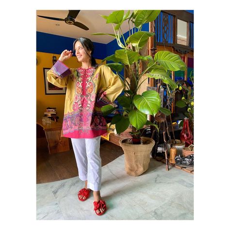 Iqra Aziz Outfits, Fits Casual, Pakistani Kurti, Khuda Aur Mohabbat, Desi Fits, House Wear, Eastern Dresses, Gents Kurta Design, Feroz Khan