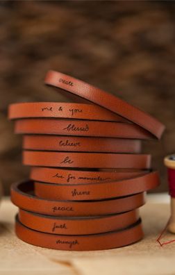 Leather Jewellery, Leather Art, Bracelet Leather, Leather Bracelets, Leather Projects, Leather Gifts, Leather Diy, Leather Cuffs, Metal Bracelets