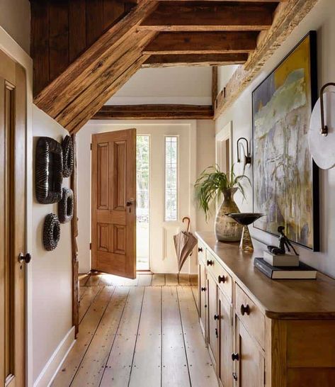 A historic 18th century home gets a charming makeover in New England Private Workspace, Home Decor Entryway, Colonial Home, Colonial Style Homes, Entryway Ideas, Decor Entryway, Wooden Ceilings, Luxe Interiors, Entry Hall