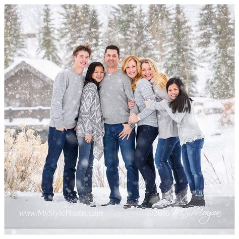 Snowy Family Photo Outfits, Family Of 5 Winter Photoshoot, Winter White Family Photo Outfits, Winter Family Photo Outfits Snow, Family Snow Pictures Outfits, January Family Photos, Winter Family Outfits For Pictures, Family Snow Photoshoot, Winter Photoshoot Ideas Family