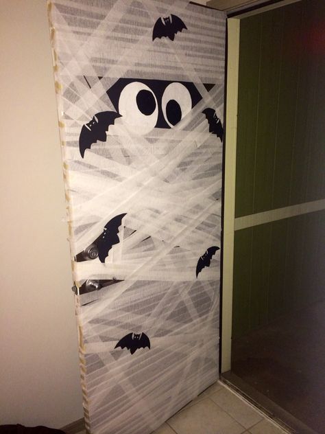 Mummy Door Decoration Mummy Decorations Halloween, Hollowed Door Decorations, Mummy Classroom Door, Simple Halloween Door Decorations, Mummy Door Decoration, Mummy Doors For Halloween, Mummy Door, Halloween Door Decorations Classroom, Diy Halloween Door Decorations