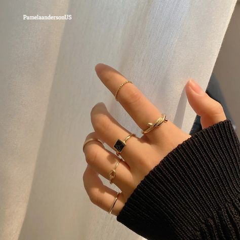 Trendy Rings For Teens, Woman Rings Aesthetic, Hand With Ring, Ring Stacks, Rings Aesthetic, How To Wear Rings, Gothic Ring, Hand Rings, Ring Sets Boho