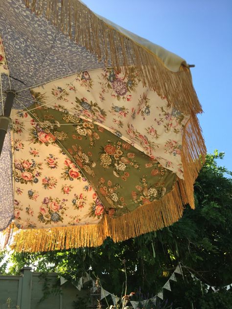 Vintage Parasol, Bridgerton Aesthetic, Picnic Hamper, Garage Sale Finds, Garden Parasols, Royal Aesthetic, Beach Diy, Deco Boheme, Regency Era