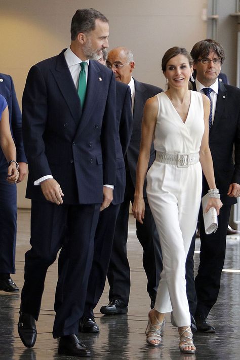 El estilo de la Reina Letizia Ortiz Y8 Games, Princess Letizia, Nyc Summer, Style Royal, Fashion Background, Estilo Real, Petite Fashion Tips, Royal Outfits, White Jumpsuit