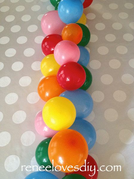 Balloon Table Runner! Balloon Table Garland Centerpieces, Decorating Large Spaces Party, Balloon Garland For Table, Balloon Centerpieces Diy No Helium Center Pieces Table Decorations, Balloon Table Top Center Piece, Balloon Table Runner Diy, Balloon Runner, Paper Table Decorations, Balloon Table Runner