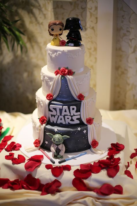 Star Wars Torte, Star Wars Themed Wedding, Star Wars Wedding Cake, Star Wars Wedding Theme, Nerd Wedding, Disney Wedding Cake, Star Wars Cake, Star Wars Wedding, Themed Wedding Cakes