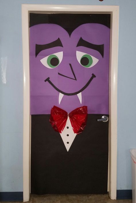 Vampire Door Decor Origami Halloween Decorations, Kid Friendly Halloween Decorations, Halloween Door Decorations Classroom, Halloween Lego, Porta Halloween, Diy Halloween Door Decorations, Origami Halloween, Halloween Classroom Door, Halloween Diy Door