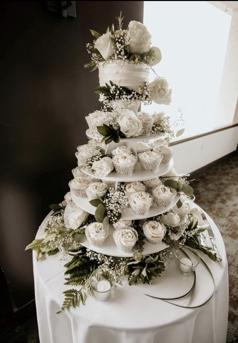 Wedding Dessert Stand, Cupcake Tower Cake, Dessert Table Wedding, Wedding Cupcake Display, 50th Wedding Anniversary Cakes, Cupcake Tower Wedding, Cake Tower, Wedding Anniversary Cakes, Traditional Wedding Cakes