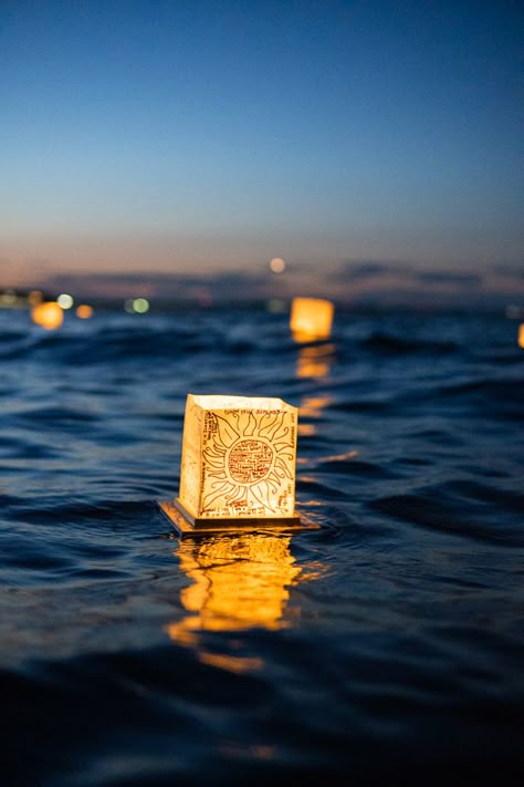 Come and experience the magic of the Water Lantern Festival in a city near you!   Photo from event in Long Island, New York 2019. Water Lantern Festival Picture Ideas, Water Lantern Design Ideas, Water Lantern Ideas, Lantern Festival Drawing, Festival Drawing Ideas, Floating Water Lanterns, Water Lantern Festival, Lantern Photography, Festival Drawing