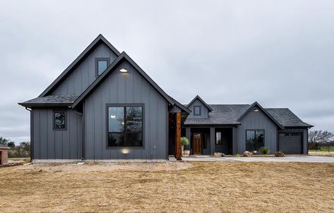 Black Single Story House, Charcoal Grey Barndominium, Mountain House Exteriors, Dark Houses, Dark Exterior House, Barn Colors, Charcoal House, Moody Farmhouse, Cottage House Designs