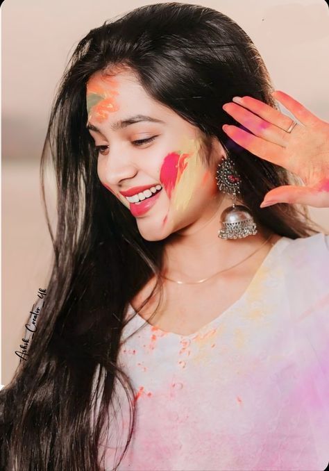 Holi Poses In Saree, Holi Festival Poses, Holi Girls Dp, Holi Photo Poses At Home, Holi Poses For Women, Holi Pictures Photography, Holi Photo Beautiful, Holi Aesthetic Pictures, Holi Photo Ideas