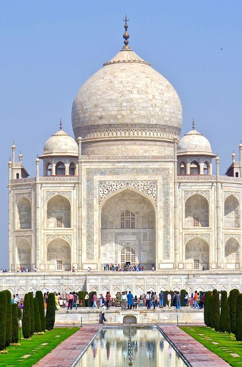 To visit every monument in India is an impossible task. But the following 7 sites will offer a glimpse into the historical richness of the land. Monument In India, Delhi Tourism, India Travel Places, Taj Mahal India, Arsitektur Masjid, Scenery Landscape, Travel Globe, Beautiful Mosques, Historical Monuments