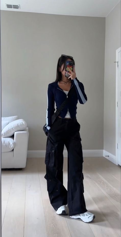 Cute Girl Asthetics Outfit, Streetwear Outfit Ideas For Women, Aesthetic Outfits Girl Korean, Bad Girl Outfits Aesthetic, Cargo Pants Outfits Aesthetic, Sweatpants Work Outfit, Alt Girl Aesthetic Outfits, Cute Girl Aesthetic Outfit, Pretty Outfits Baddie