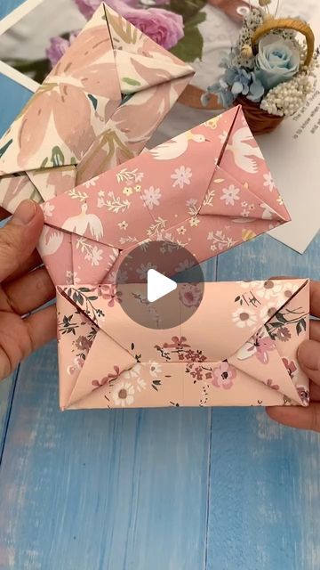 Diy Gift Bags Paper, Paper Craft Techniques, Creative Gift Wraps, Gift Bags Diy, Homemade Birthday Cards, Paper Flower Wall Decor, Diy Envelope, Handmade Envelopes, Diy Origami