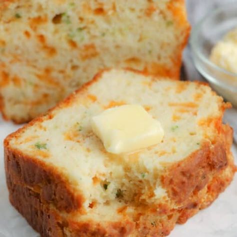 Cheese Bread (Quick Bread) - Spend With Pennies Cheese And Onion Bread Recipes, Cheese And Onion Bread, Onion Cheese Bread, Easy Beer Cheese Soup, Cheese Loaf, Beer Bread Easy, Bread Quick, No Beer, Cheese Bread Recipe