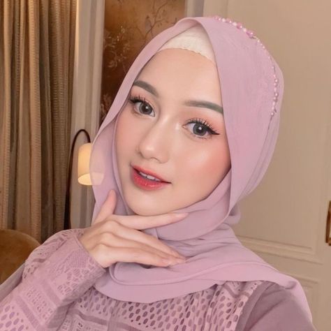 Makeup and Hairdo for Graduation Ceremony Graduation is your milestone event and you need to get ready early in the morning. Nanda Arsyinta, Graduation Look Makeup, Graduation Hijab, Fresh Makeup Look, Membentuk Alis, Sweet Makeup, Hijab Makeup, Pic Aesthetic, Graduation Look