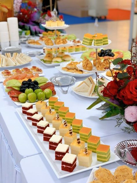 Teabreak Decor, Pastries Buffet, Tea Party Desserts, Catering Food Displays, Sweet Buffet, Bistro Food, Catering Ideas Food, Party Food Buffet, Sweet Bar