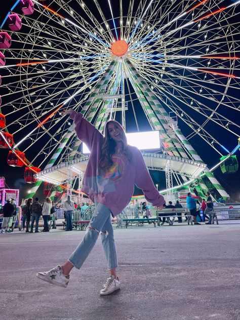 Fair Date Night Outfit, Amusement Park Photography Ideas, Outfit Ideas For Fair Date, Cute Fair Photo Ideas, Night Comfy Outfit, Cute Outfits For The Fair, Fairground Outfit Ideas, Fair Photo Ideas, Funfair Outfit Ideas