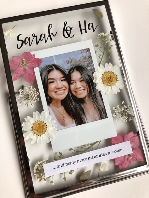 Flower Polaroid, Seni Resin, Diy Anniversary Gift, Diy Best Friend Gifts, Anniversaire Diy, Bff Gifts Diy, Diy Birthday Gifts For Friends, Bff Birthday, Diy Anniversary