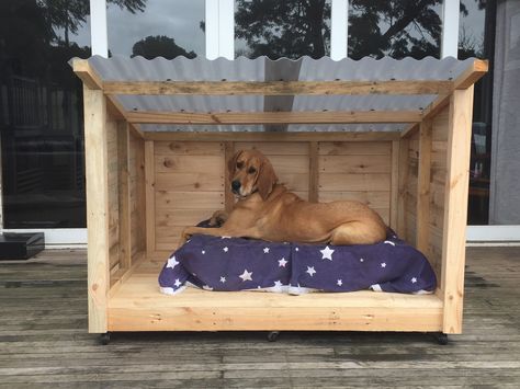 Roomy Pallet Dog Kennel                                                                                                                                                     More Pallet Dog House, Diy Dog Crate, Wooden Dog Crate, Diy Dog Kennel, Outdoor Dog House, Dog House Plans, Dog Yard, 1001 Pallets, Dog House Diy