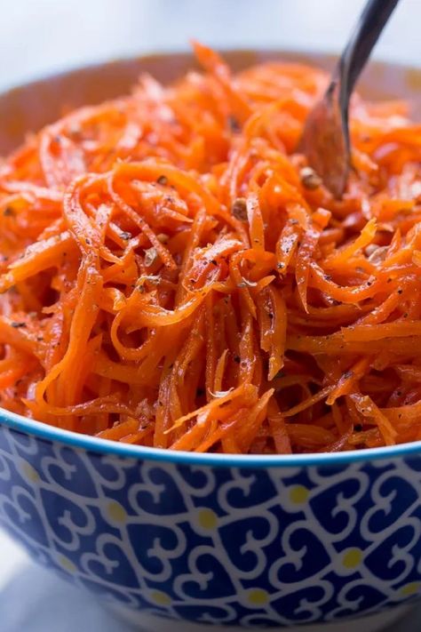 Korean Carrots, Korean Carrot, Korean Salad, Koreansk Mad, Korean Food Side Dishes, Koreansk Mat, Spicy Carrots, Carrot Salad Recipes, Korean Side Dishes