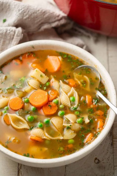 Easy Vegetable Noodle Soup - Connoisseurus Veg Vegetable Soup With Egg Noodles, Vegetable And Pasta Soup, Veggie Soup With Noodles, Veg Noodle Soup, Veggie Noodle Soup, Chunky Vegetable Soup, Veg Soup Recipes, Vegan Chicken Noodle Soup, Vegetable Noodle Soup