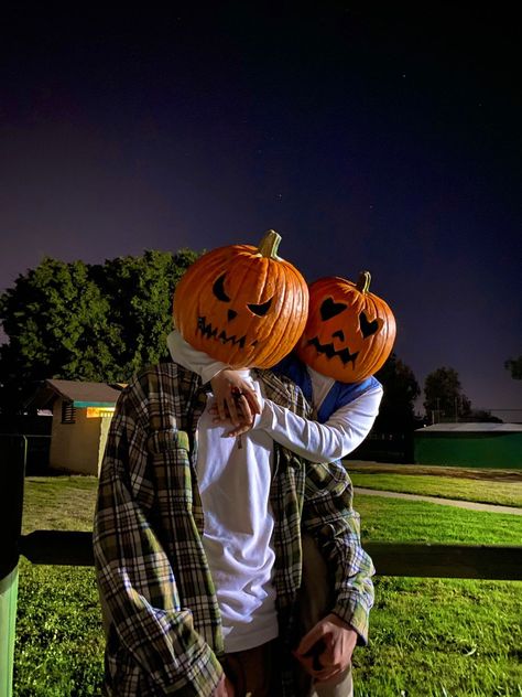 Creative Pumpkin Head Couples Photoshoot IdeasCapture the spooky season with a fun and creative pumpkin head couples photoshoot. Perfect for adding a unique twist to your Halloween memories! 🎃📸✨ #PumpkinHead #CouplesPhotoshoot #HalloweenInspiration #SpookySeason #CreativePhotography Couples Carved Pumpkins, Fall Couple Photos, Pumpkin Heads, Halloween Date, Cute Pumpkin Carving, Halloween Parejas, Pumkin Carving, Pumpkin Pictures, Halloween Photography