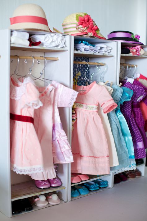 Diy Doll Closet, Doll Clothes Storage Ideas, American Girl Outfits, American Girl Furniture, Dolls Furniture, American Girl Doll House, American Girl Diy, American Girl Doll Furniture, American Girl Accessories