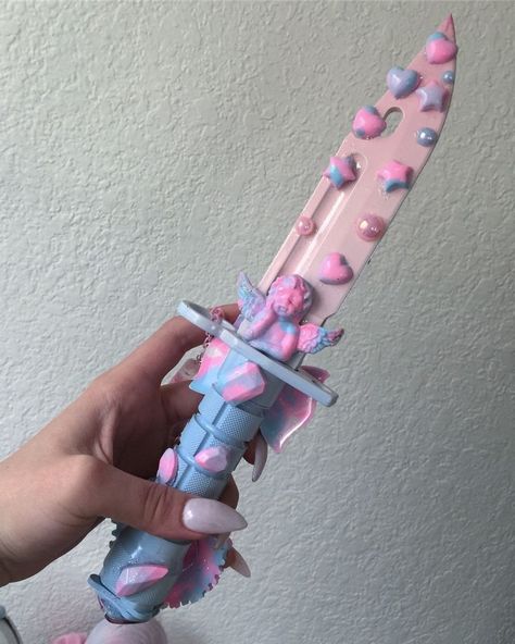 Knife Hello Kitty, Aesthetic Images Pink, Hello Kitty Knife, Aesthetic Knife, Knives Aesthetic, Cute Knife, Pink Knife, Aesthetic Hello Kitty, Creepy Cute Fashion