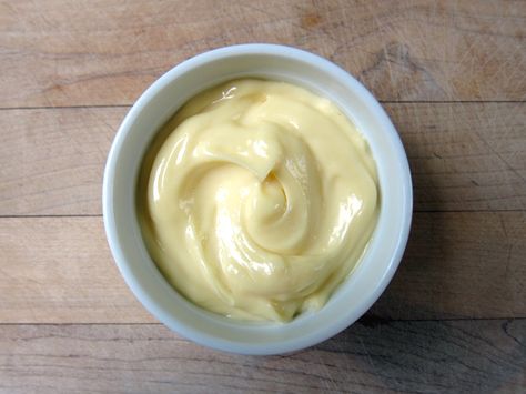 Make sure your mayo is Paleo. Make it yourself! Learn the simplest technique for making delicious and creamy homemade mayonnaise! Healthy Mayonnaise, Paleo Condiments, Stick Blender, Egg Mayonnaise, Homemade Mayo, Mayonnaise Recipe, Homemade Mayonnaise, Cupcakes Decorados, Aioli