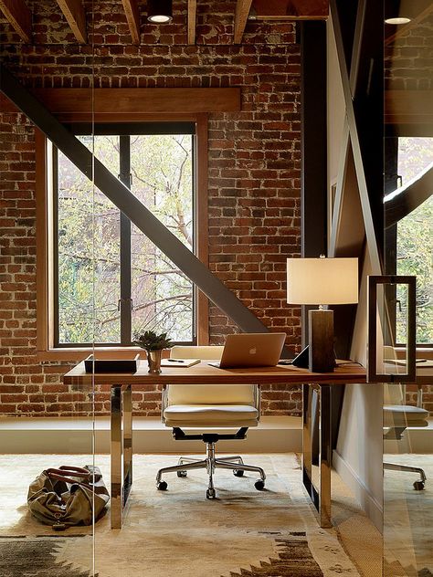 Exposed brick wall backdrop is perfect for the industrial home office [Design: Palmer Weiss Interior Design] Industrial Home Office Design, Apartment Livingroom, Modern Brick House, Brick House Designs, Industrial Home Offices, Brick Wall Backdrop, Office Closet, Interior Kantor, Industrial Office Design