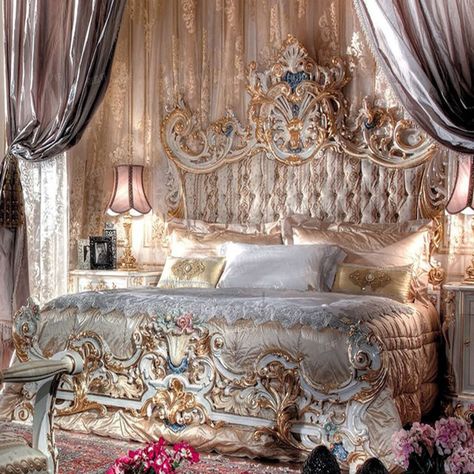 Baroque Bedroom, بيوت ملكية, Baroque Bed, Bed Furniture Set, Royal Room, Fancy Bedroom, Royal Bedroom, Baroque Decor, Istoria Artei